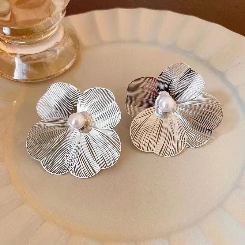 Fashion Stud Pearl Earrings Personalized Versatile Silver Needle Metal Flower Earring