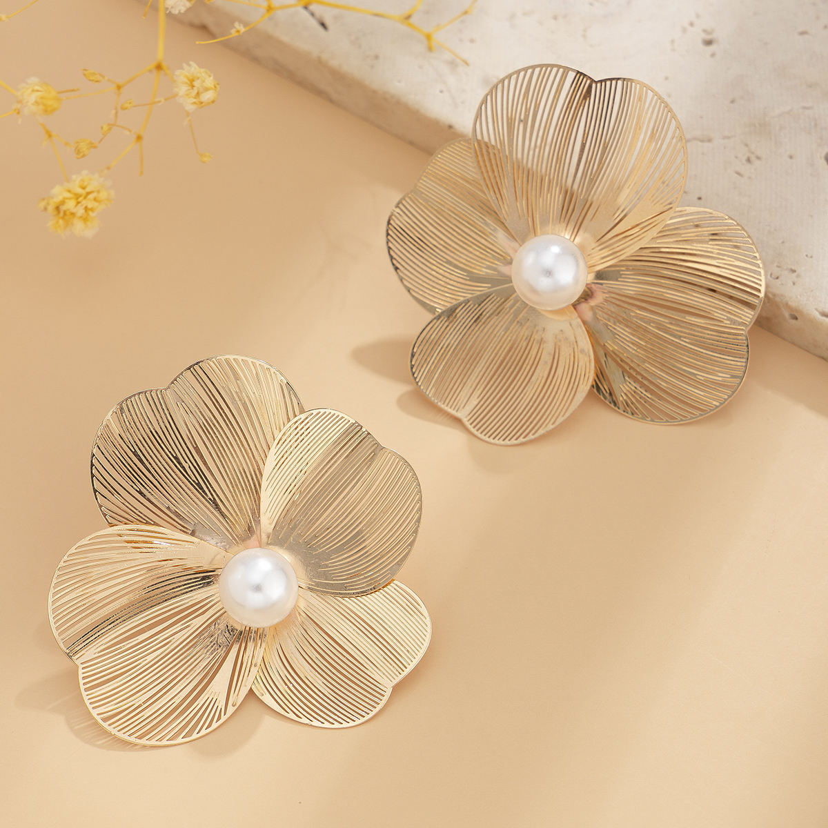 Charms Metal Flower with Imitated Pearl Stud Earrings for Women Trendy